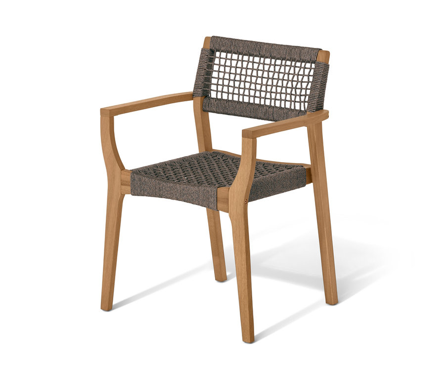 Ein stapelbarer Dining-Stuhl mit Textilgeflecht und Armlehnen aus Holz.
