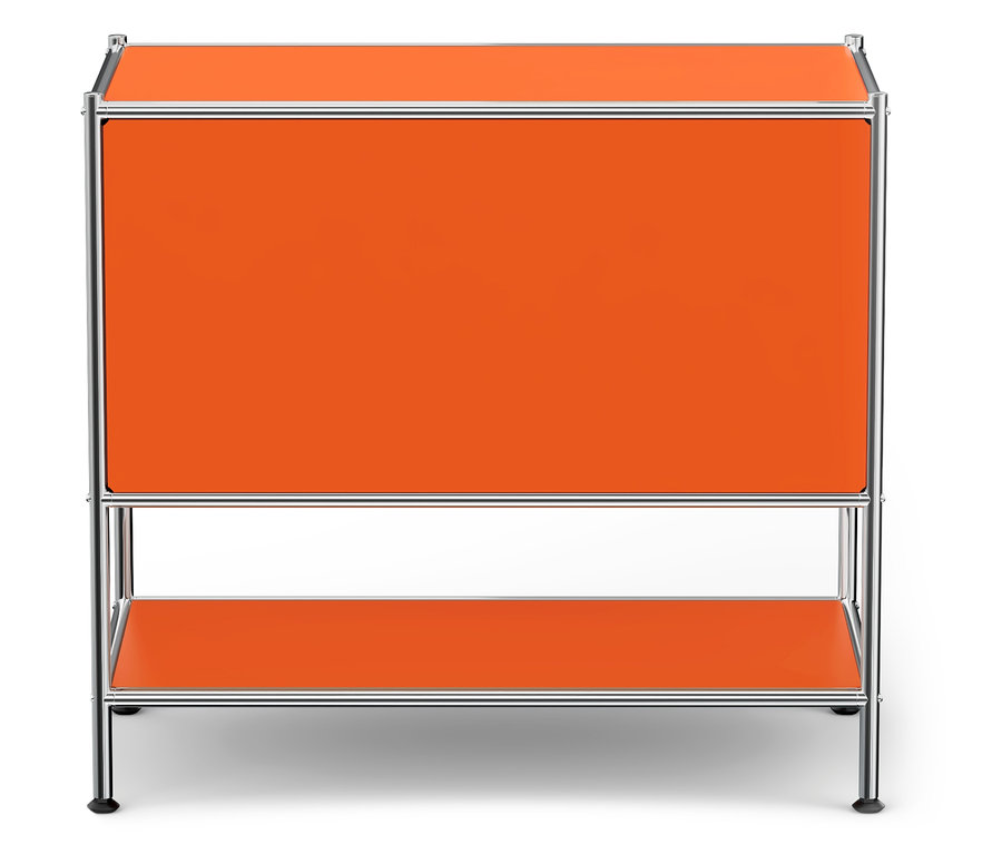 Oranger Schrank mit verchromtem Rahmen und Regalen.