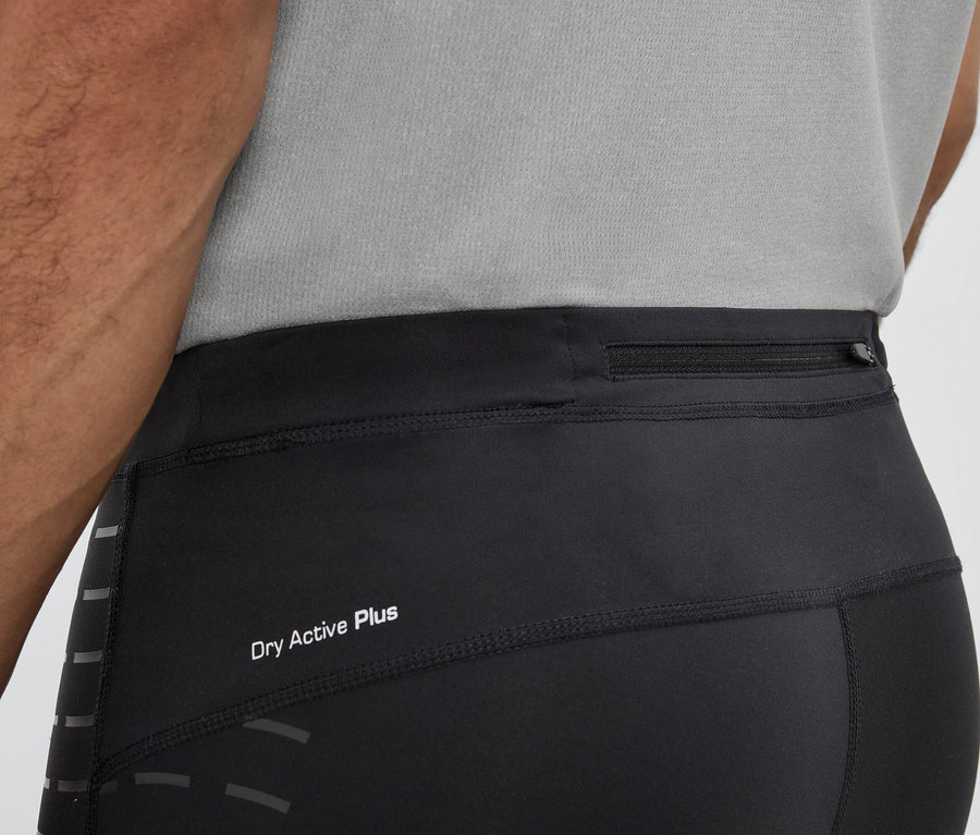 Mann trägt schwarze Leggings mit der Aufschrift Dry Active Plus und einer Reißverschlusstasche in der Taille.