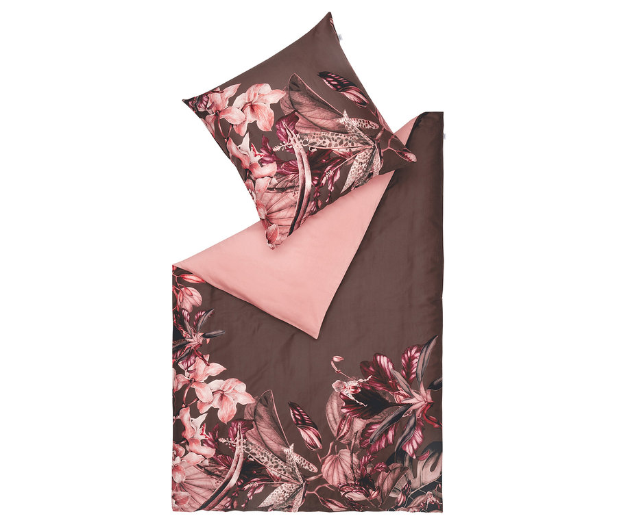 Braune Bettwäsche mit Blumenmuster und rosa Bettlaken.