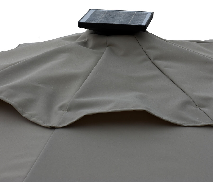 Detailansicht der Oberseite eines beigen Leco LED-Ampelschirms mit einem schwarzen Solarpanel oben.