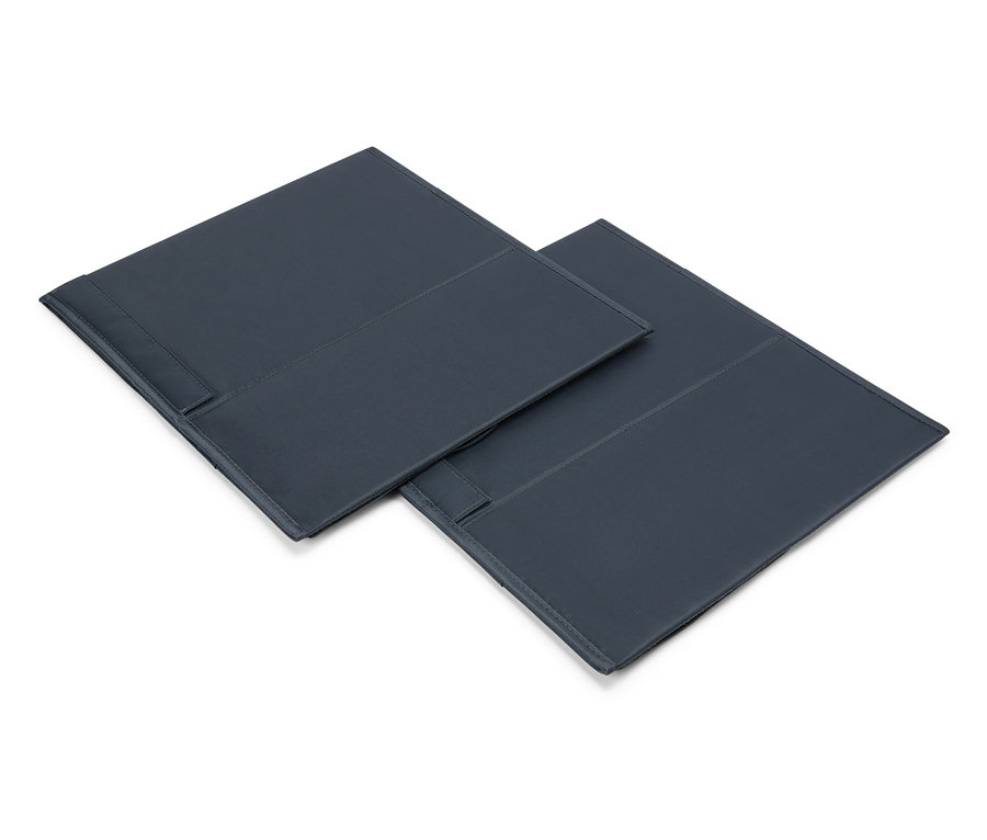 Zwei marineblaue Dokumentenhüllen liegen auf einem weißen Hintergrund.