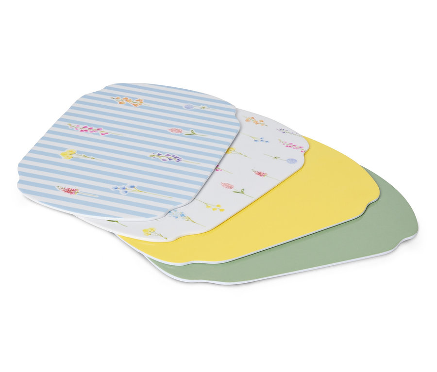 Mehrere Tischsets liegen übereinander, darunter ein blau-weiß gestreiftes, ein weißes mit Blumenmuster, ein gelbes und ein grünes.