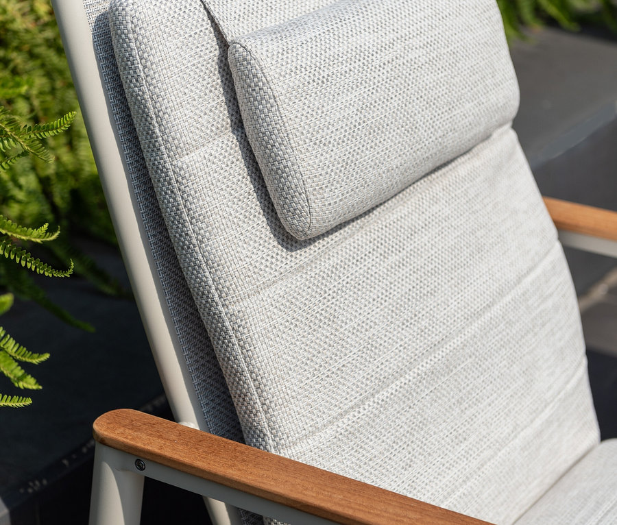 Detailaufnahme eines hellgrauen ScanCom Outdoor-Loungessels mit verstellbarer Rückenlehne und Armlehnen aus Holz.