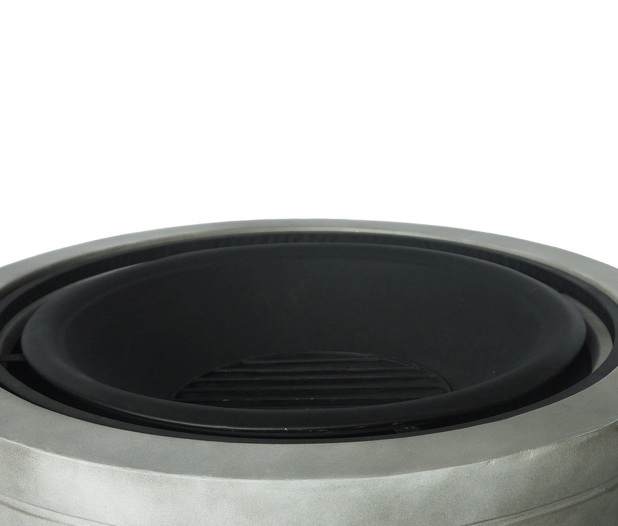 Nahaufnahme des Inneren eines silbernen Aschenbechers mit schwarzem Einsatz.