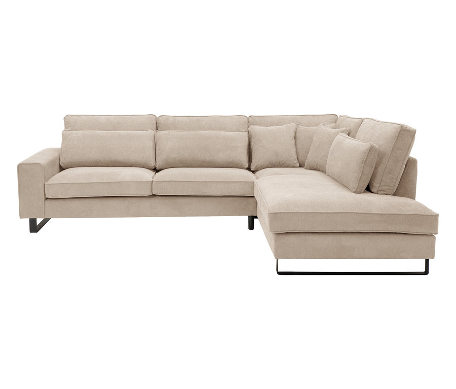 Beiges Ecksofa mit schwarzen Füßen und mehreren Kissen.