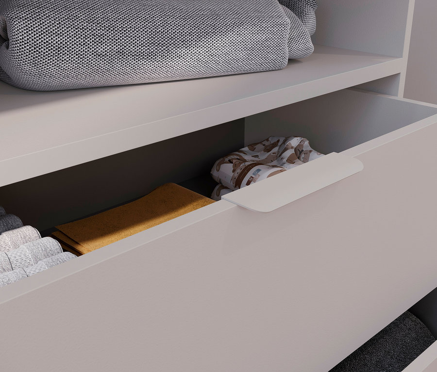 Ansicht eines offenen Schranks mit gefalteter Kleidung, Decken und Kissen.