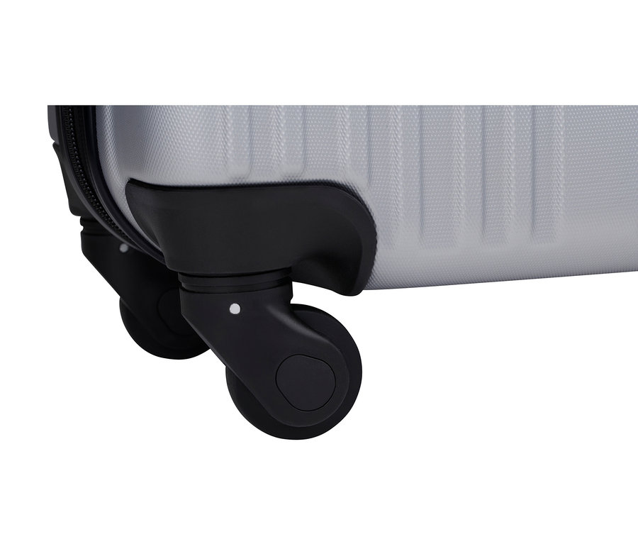 Nahaufnahme von zwei schwarzen Rädern an einem silbernen Koffer.