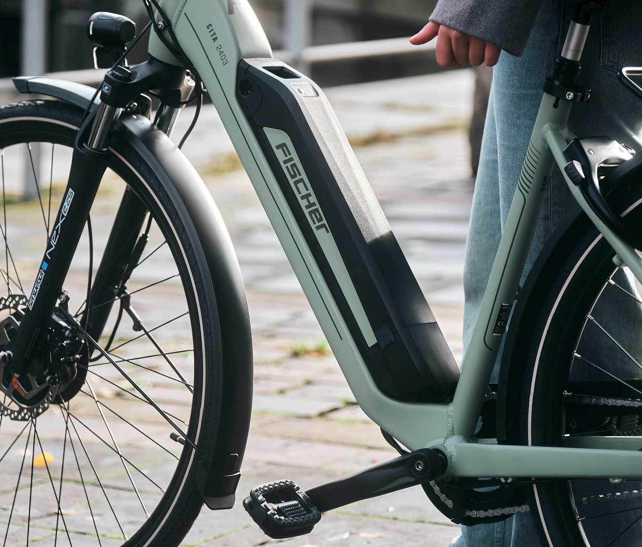 Detailansicht eines Fischer City E-Bikes CITA 2403 ACTIVE, 50 cm, mit Hand am Rahmen.