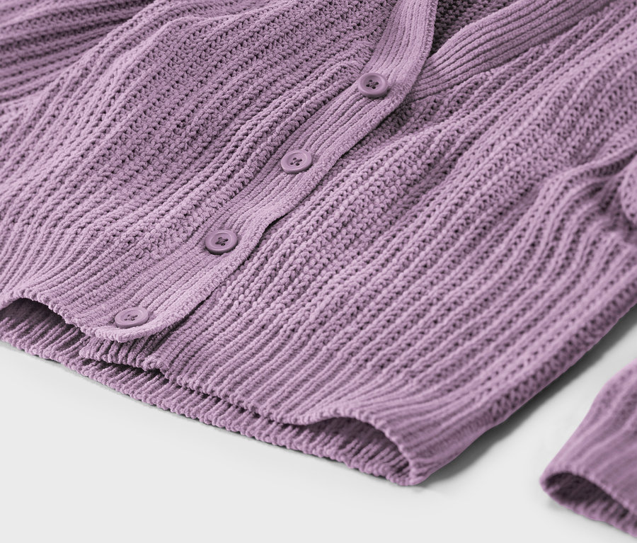 Nahaufnahme einer lila Strickjacke mit Knöpfen.