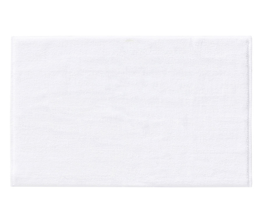 Ein weißes, rechteckiges Handtuch liegt flach. Die Textur des Stoffes ist leicht sichtbar.
