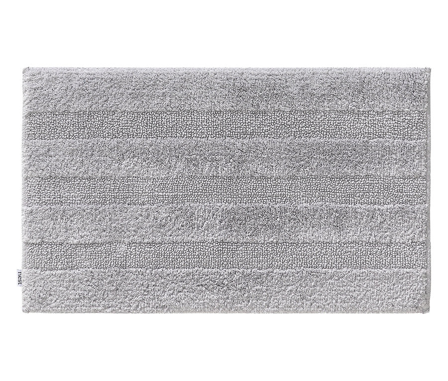 Ein grauer Badteppich liegt auf einem weißen Hintergrund.