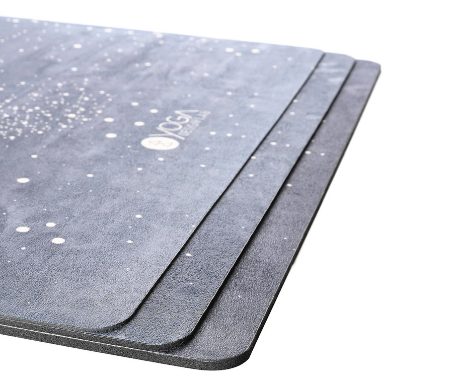 Detailaufnahme von drei grauen Yogamatten mit weißem Sprenkelmuster und Logo.