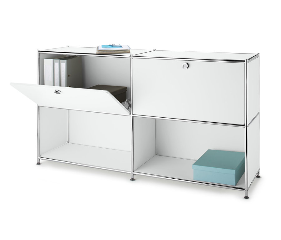 Ein weisses Metall-Sideboard mit 2 versetzbaren Klappenfächern, wobei eine Klappe geöffnet ist.