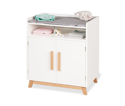 Weißer Pinolino Puppenwickeltisch »Marit«, 2-teilig mit zwei Türen, oben liegen eine graue Unterlage, ein Plüschschaf und ein grünes Tuch.