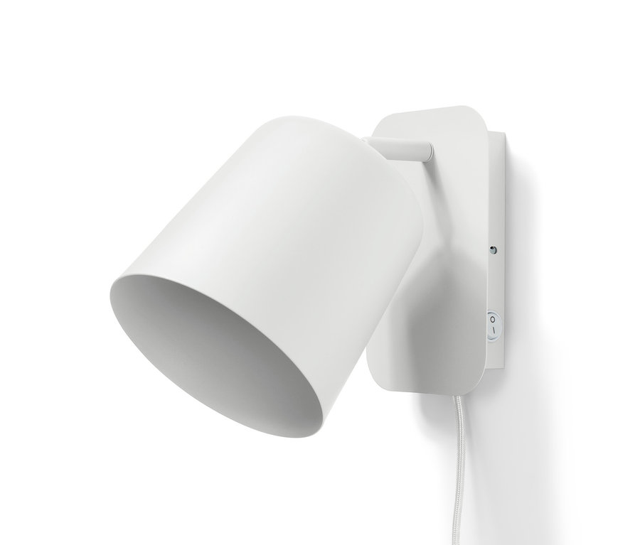 Weiße Wandleuchte aus Metall.