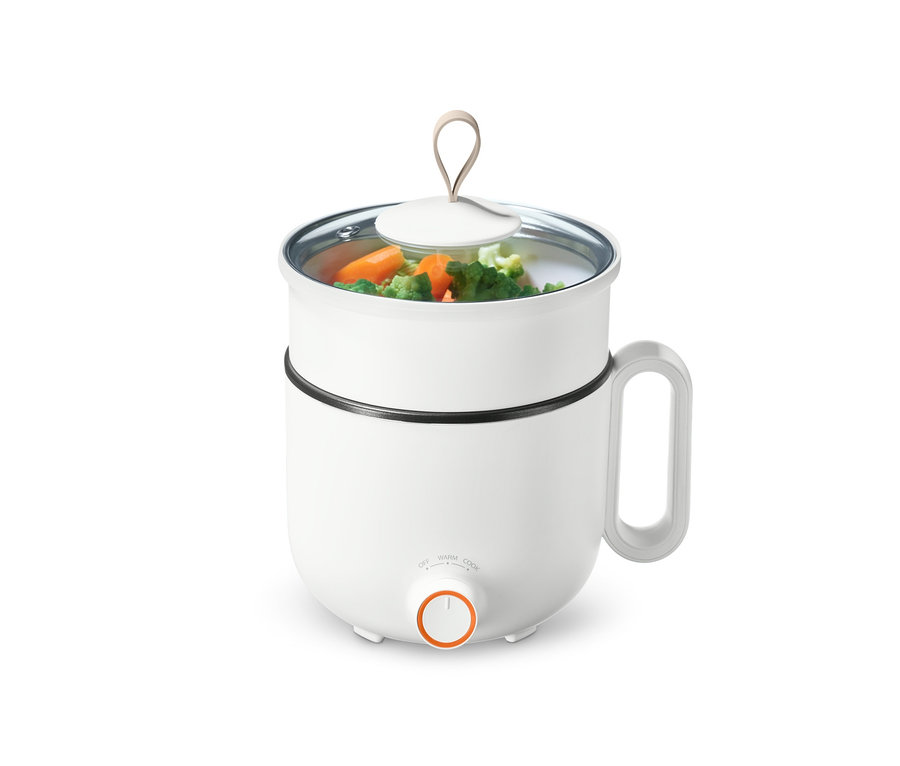 Weißer Mini-Multikocher mit Griff und Gemüse darin.