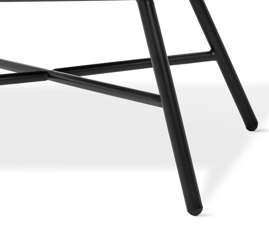 Detailansicht des schwarzen Metallgestells eines Loungesessels oder Dining-Stuhls mit Polyrattangeflecht.