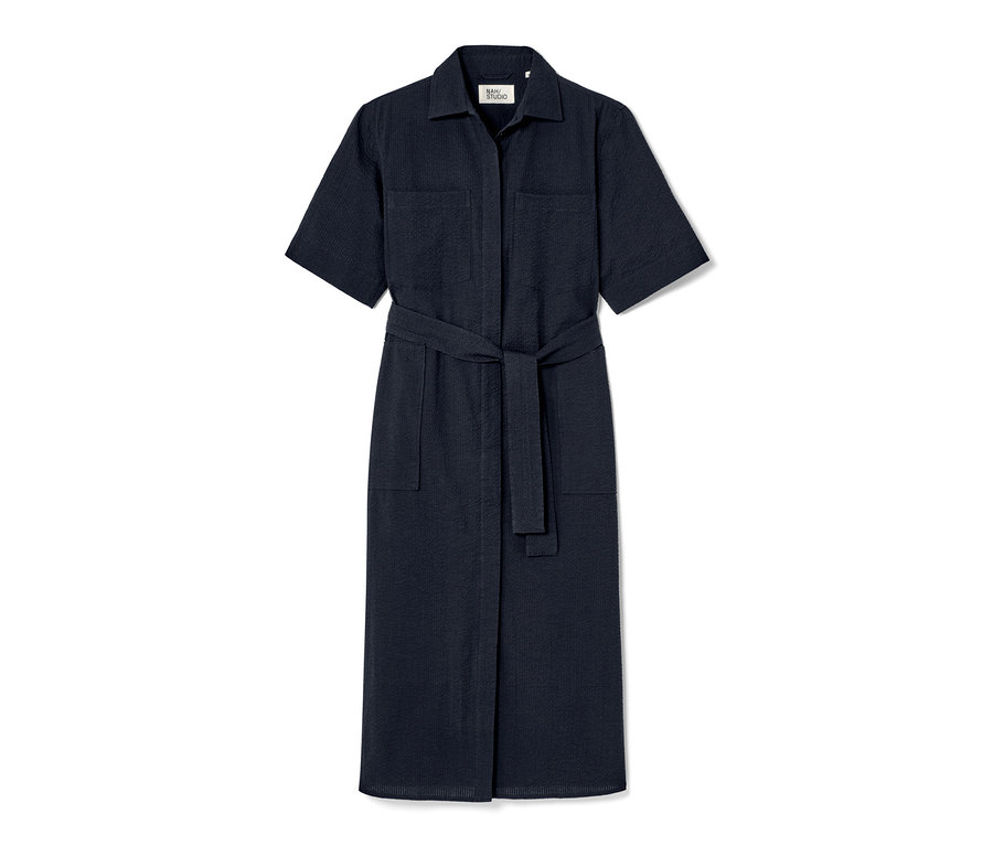 Marineblaues NAH/STUDIO Seersucker-Kleid aus Baumwolle mit kurzen Ärmeln, Kragen und Gürtel.