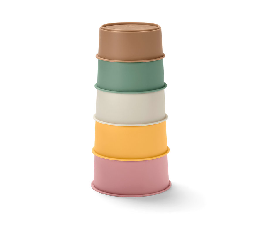 Gestapelte, bunte Stapelbare Badespielbecher in Braun, Grün, Creme, Gelb und Rosa.