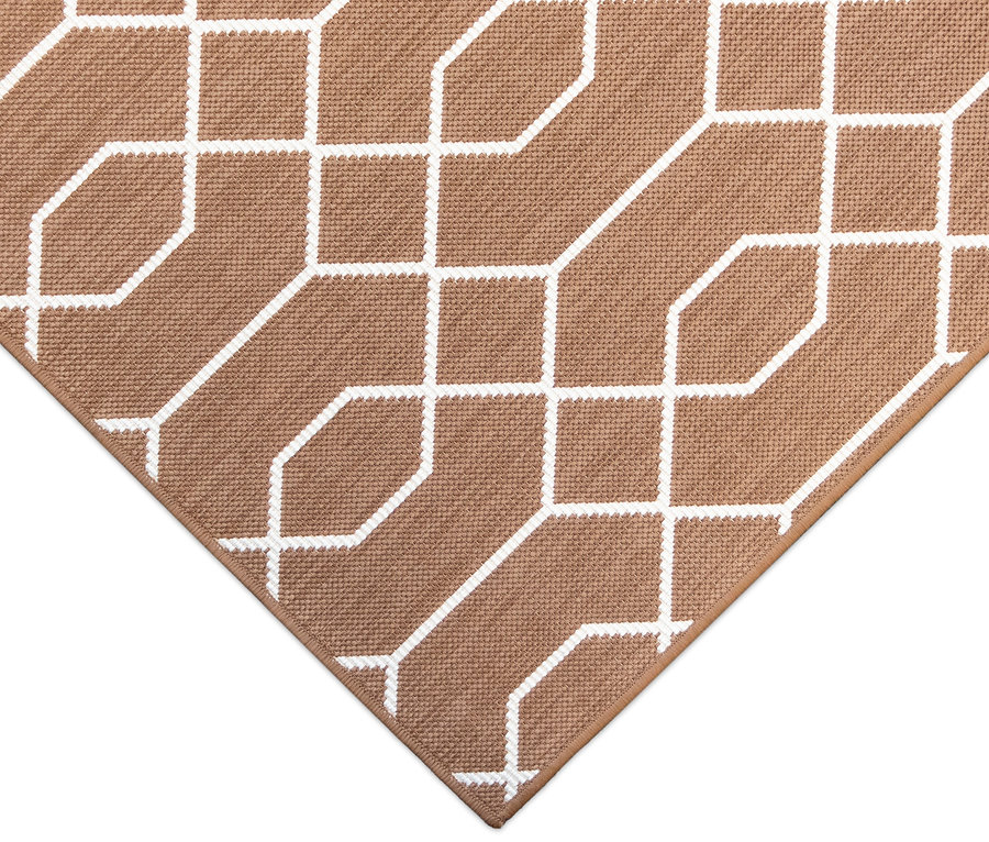 Detail eines braunen Outdoor-Wendeteppichs "Geo River" mit weißem geometrischem Muster.