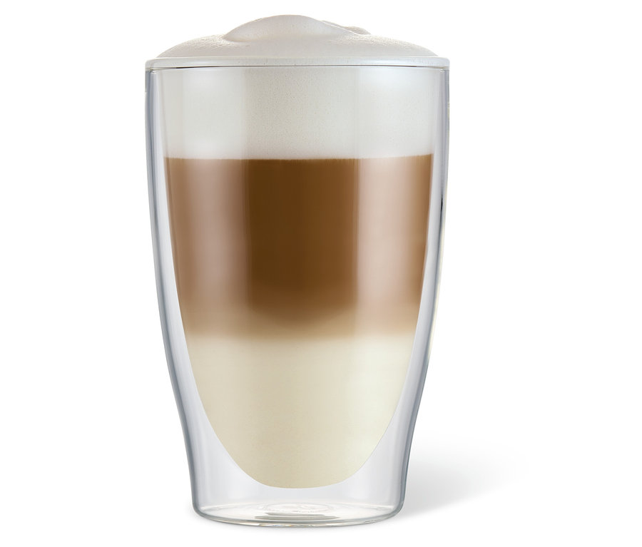 Latte Macchiato in einem doppelwandigen Glas.