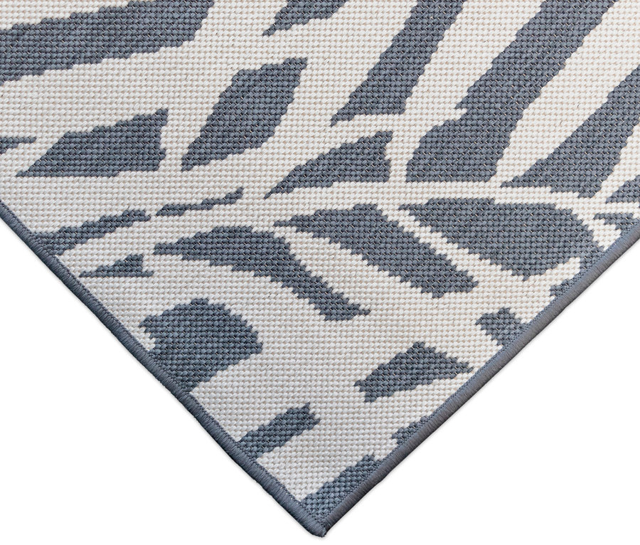 Detailansicht eines grau-weißen Outdoor-Wendeppichs »Palm Tree«.