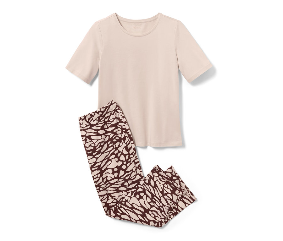 Ein cremefarbener Pyjama mit braun gemusterter Hose.