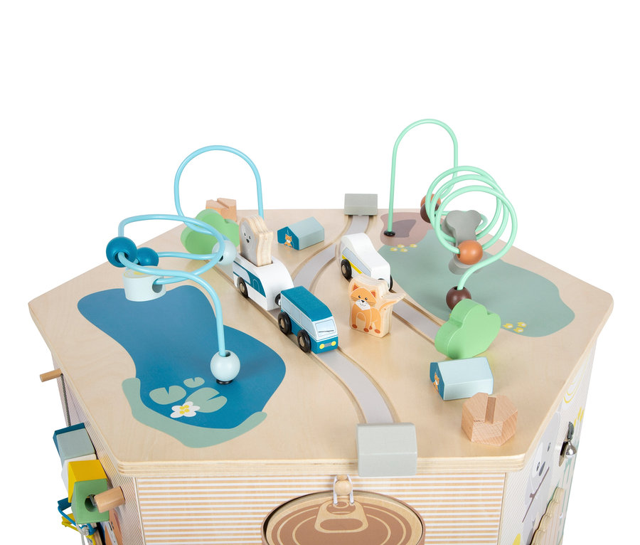 Detailansicht von oben auf small foot Motorikwürfel XXL "Haustiere" mit Draht-Labyrinthen, Holztieren und Straßen.