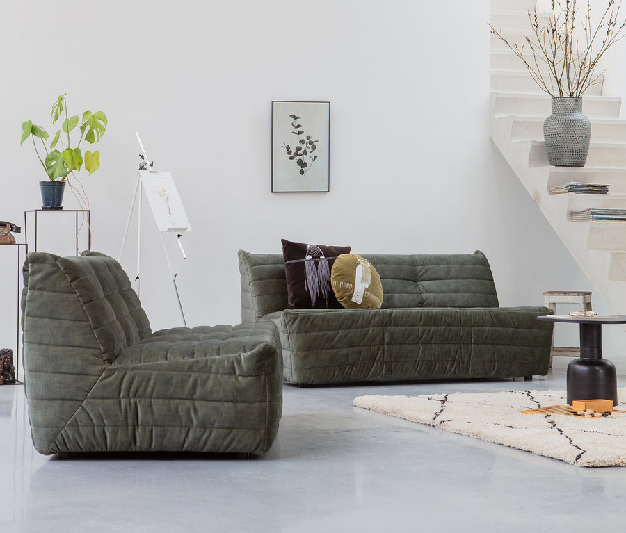 Wohnzimmer mit Sofa, Sessel, Topfpflanze und dem Woood Teppich »Cleo«, 170 x 240 cm.