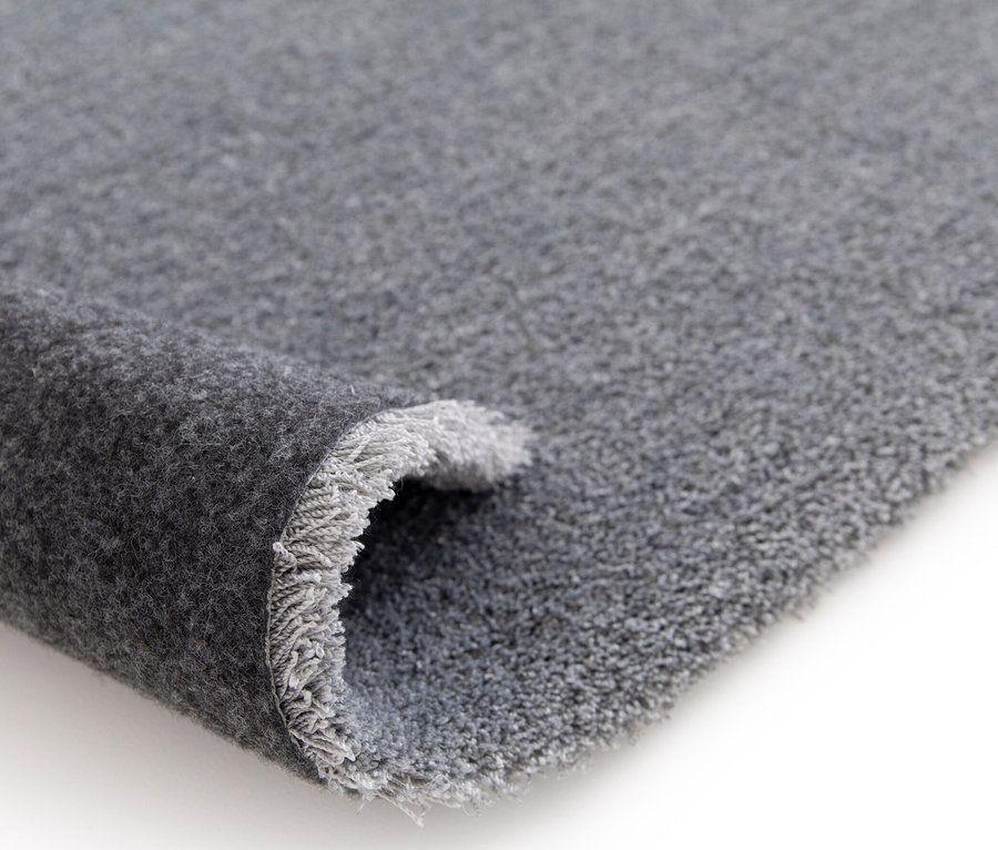 Detailansicht eines grauen Teppichs »Mellow«.