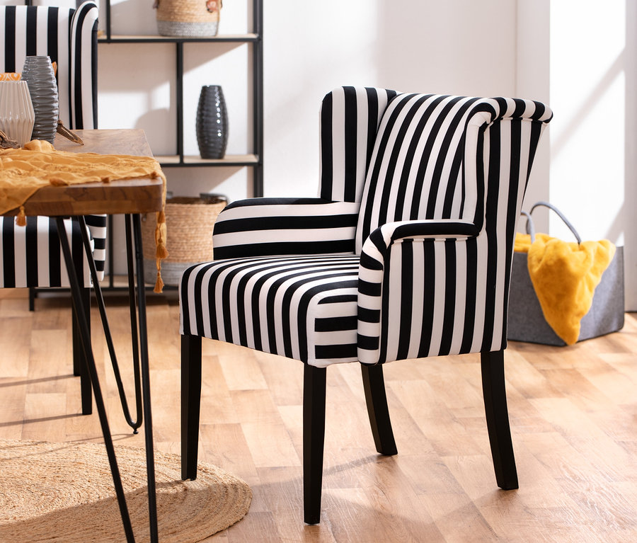 Gepolsterter Stuhl »Hendrick« mit Armlehne, schwarz-weiß gestreift, steht auf Holzboden.