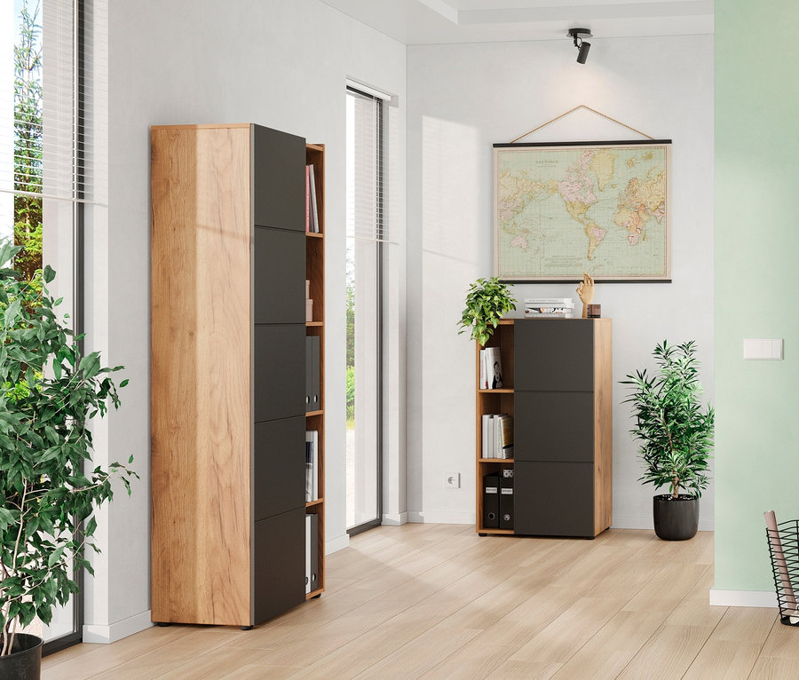 Zimmer mit Schreibtisch »Olvera«, kleinem Aktenschrank »Olvera« und Aktenschrank »Olvera«.