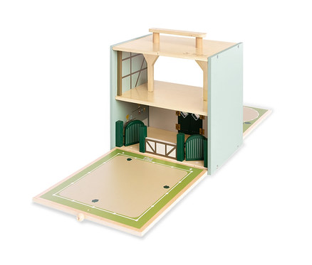 Geöffnetes Pinolino Spielwelt »Reiterhof Lise« Spielset aus Holz mit zweistöckigem Gebäude und Koppel.