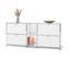 Weißes Sideboard Metall »CN3« mit 4 Klappenfächern, darauf Vase mit Pampasgras und eine Schale, in einem offenen Fach stehen Bücher.