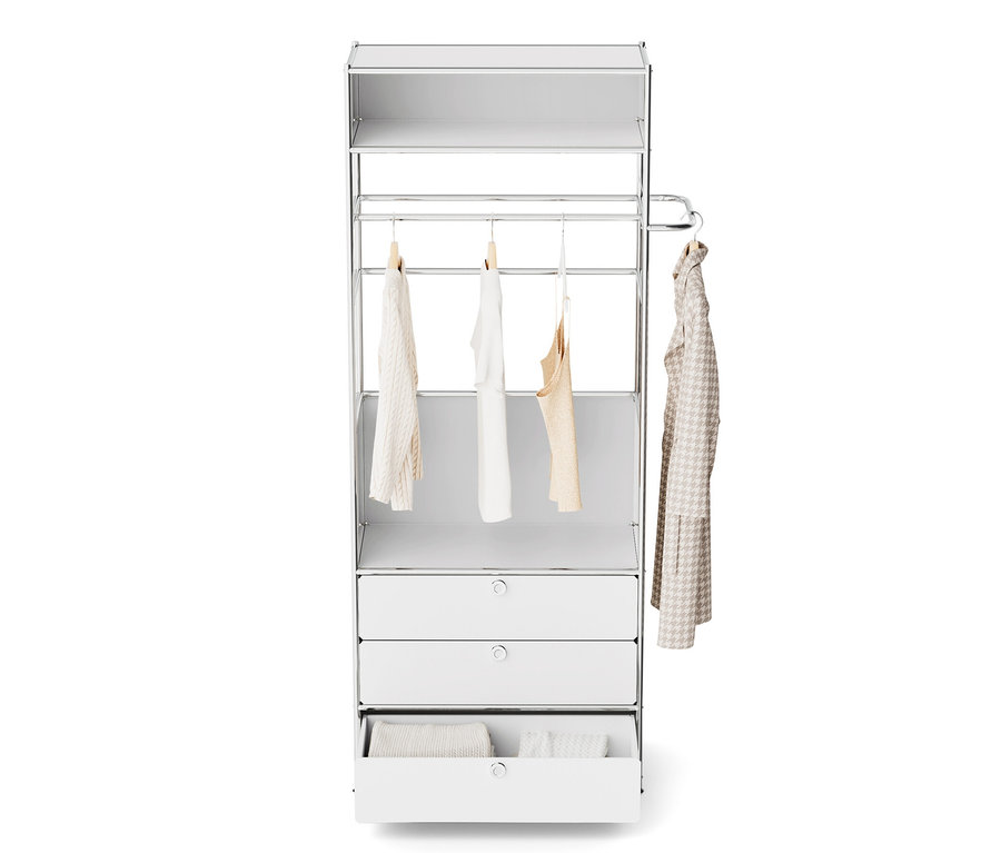 Garderobe Metall »CN3« mit offener Schublade und Kleidung auf Kleiderstange.