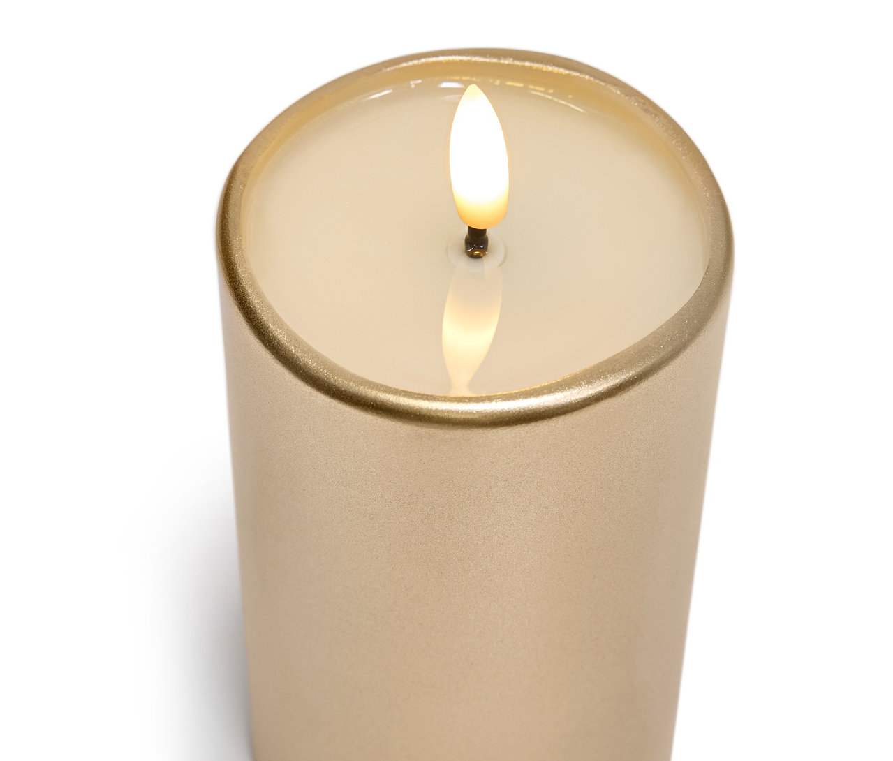 Brennende Kerze in goldenem Kerzenhalter.