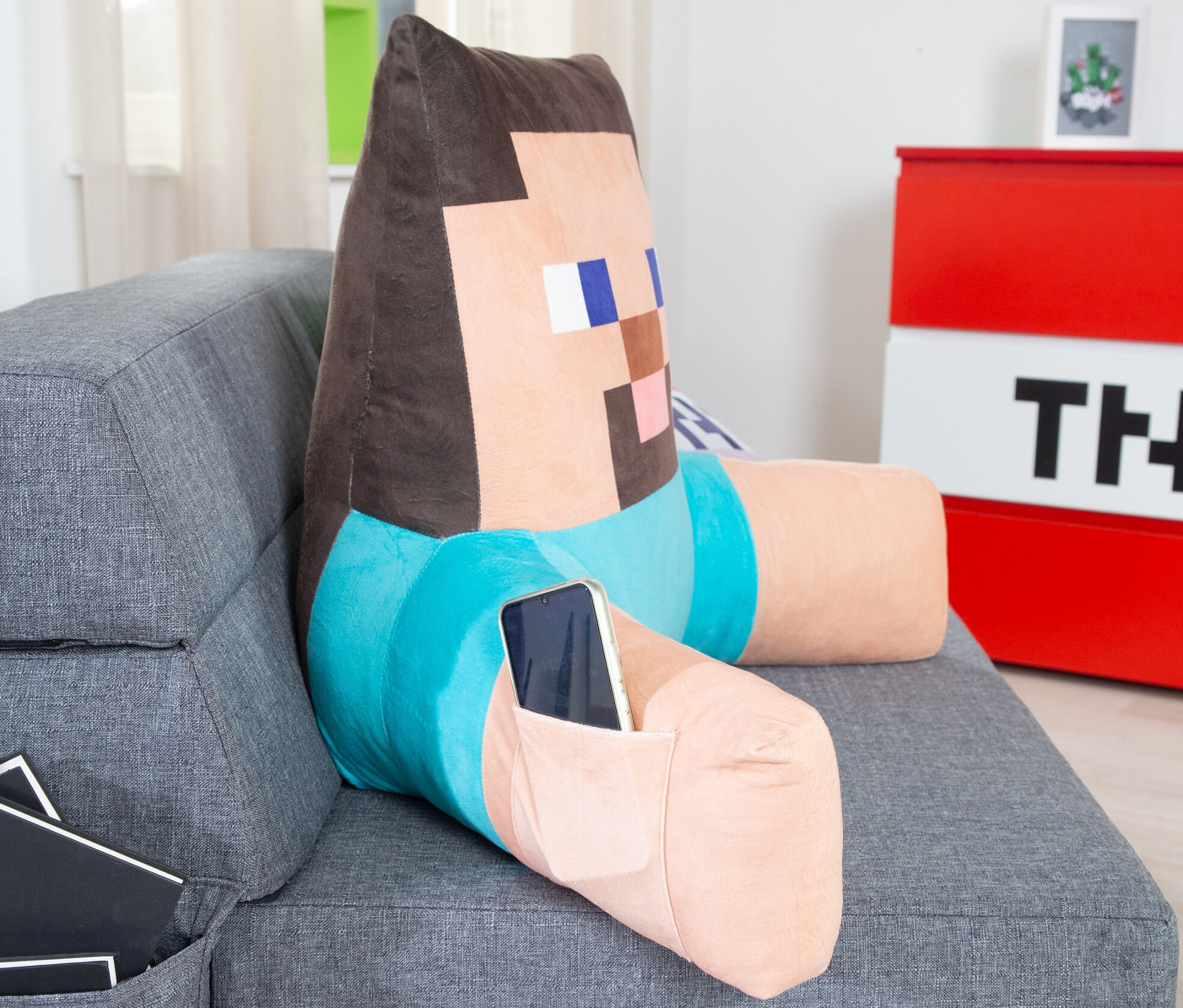 MINECRAFT Relaxkissen, Steve liegt auf einem grauen Sofa.