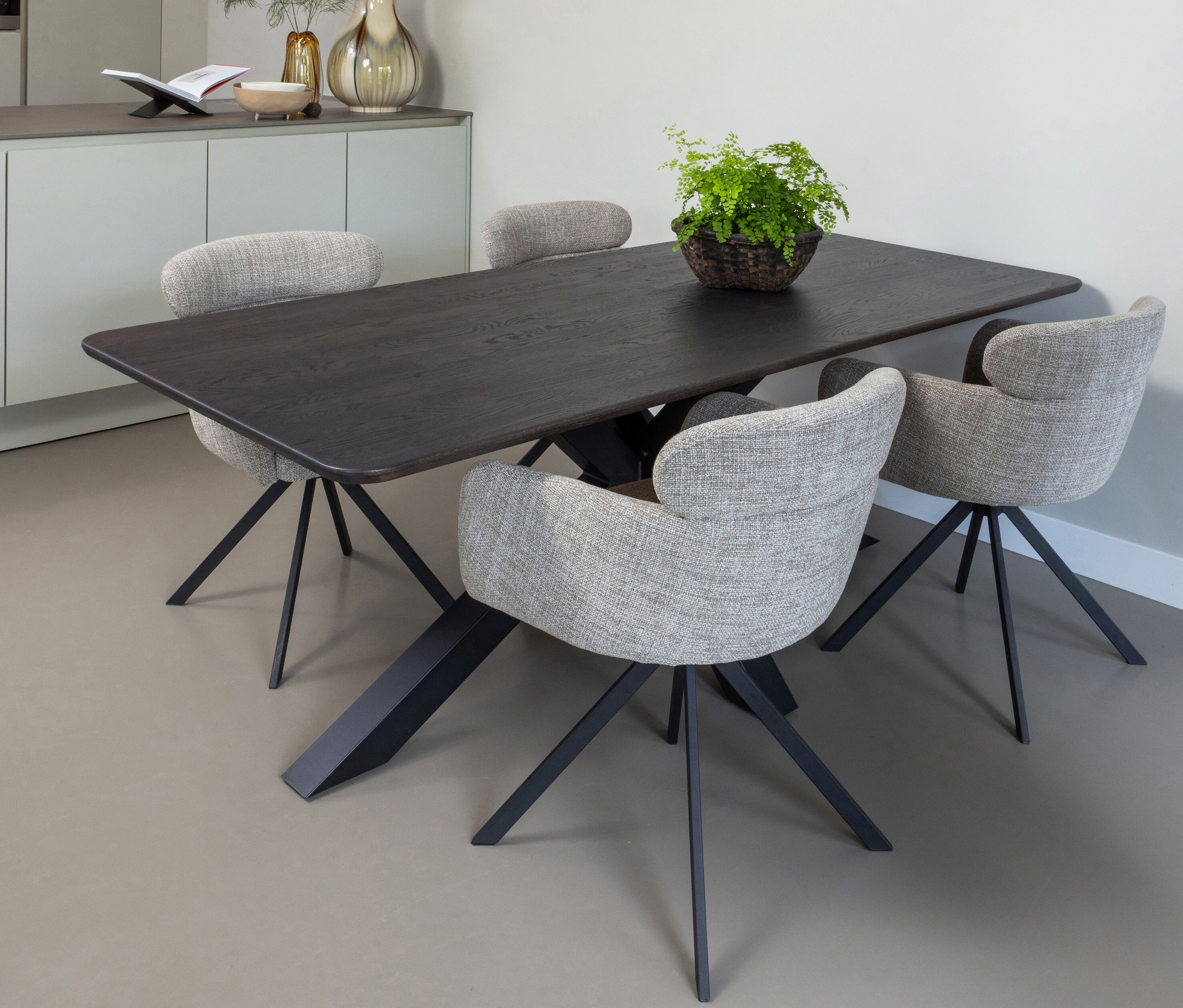 Schwarzer Esstisch mit vier grauen Woood »Fenne« Stühlen (2er-Set, natur) in einem Esszimmer.