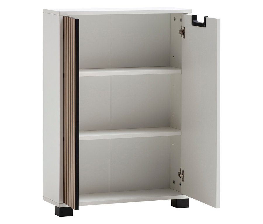 Weißer Schrank mit offener Tür, die drei Regale zeigt.