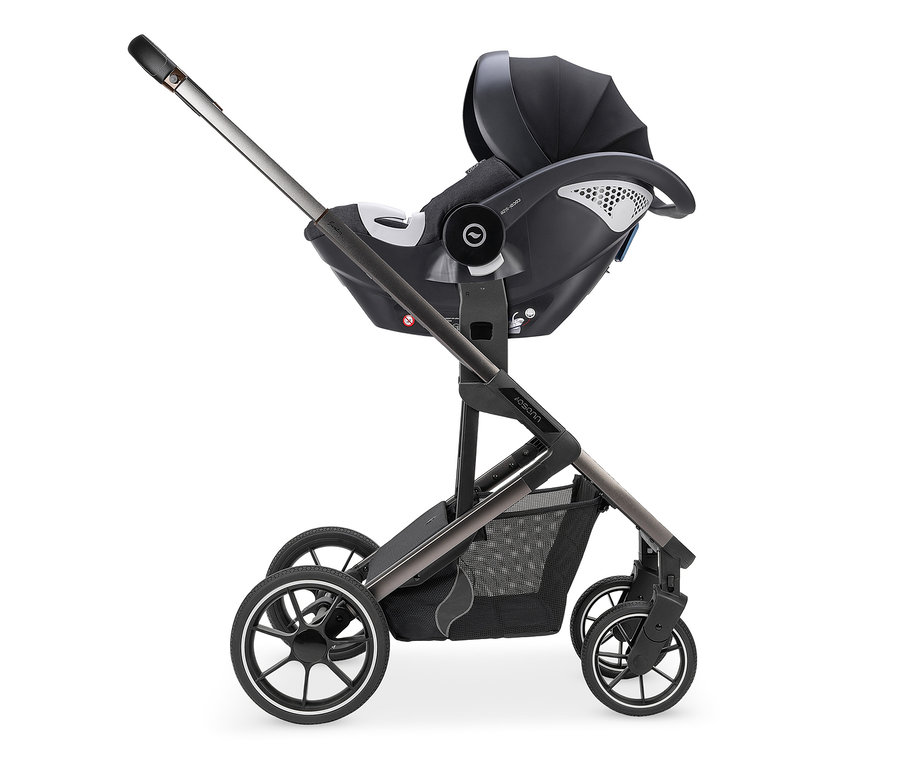 Schwarzer Autositz mit Osann Adapter für Babyschale »Juntos« auf grauem Kinderwagengestell.