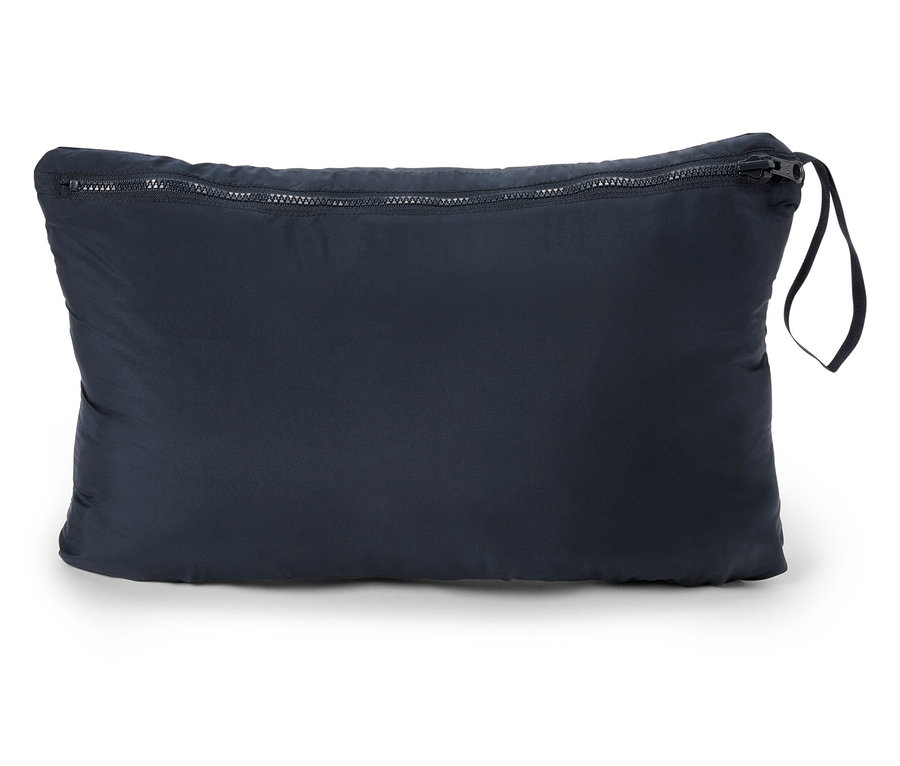 Dunkelblaue Hülle mit Reißverschluss und Schlaufe.