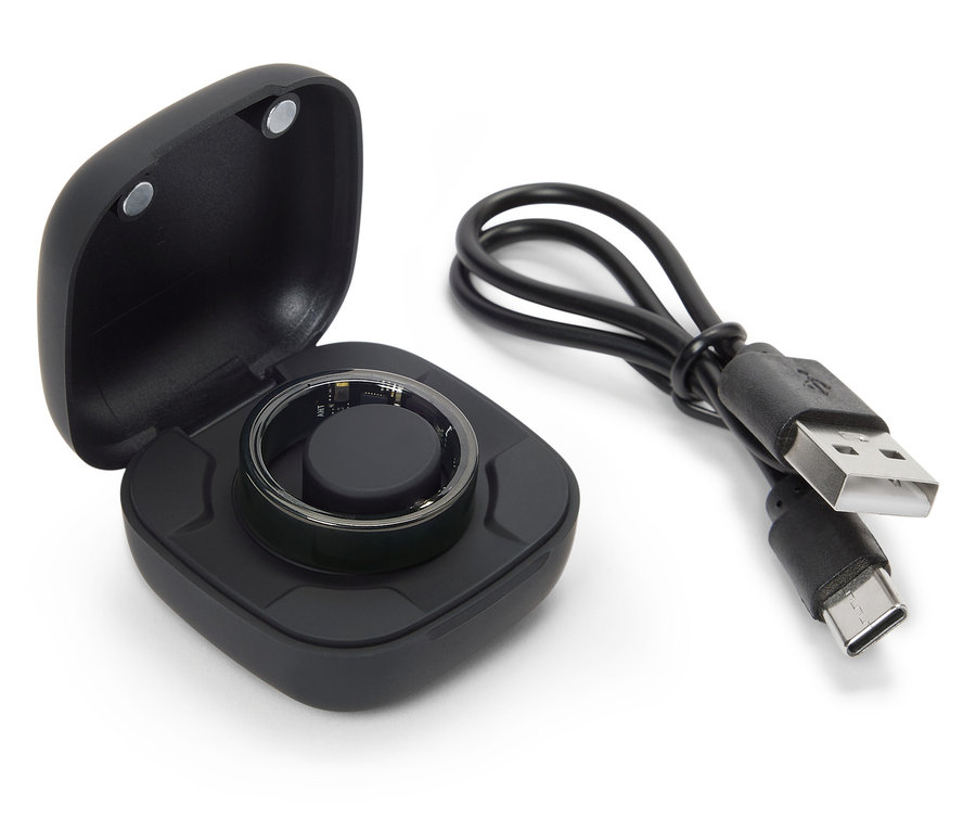 Schwarzer Smartring in geöffnetem Ladeetui mit schwarzem Ladekabel.