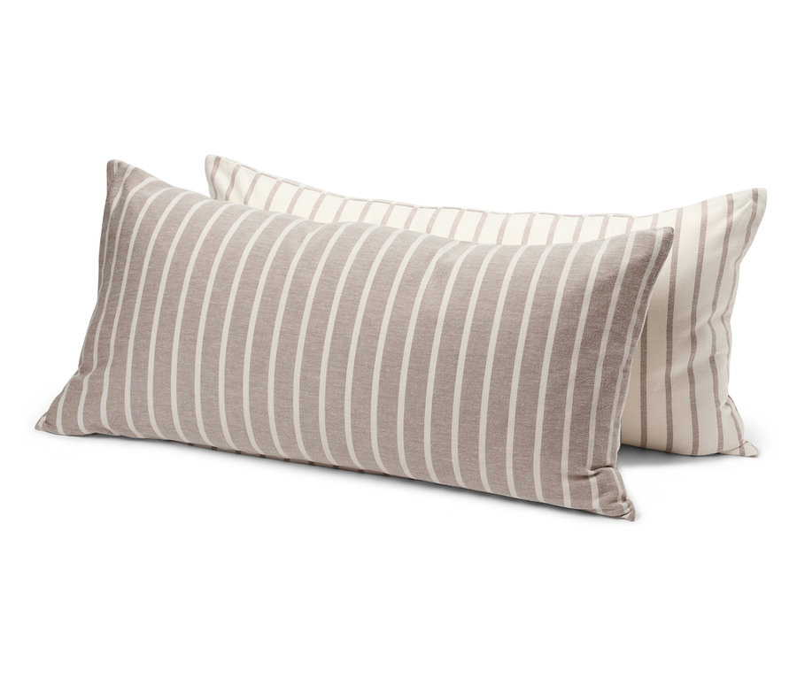 Zwei rechteckige Kissen mit beige-weißen Streifen liegen übereinander.