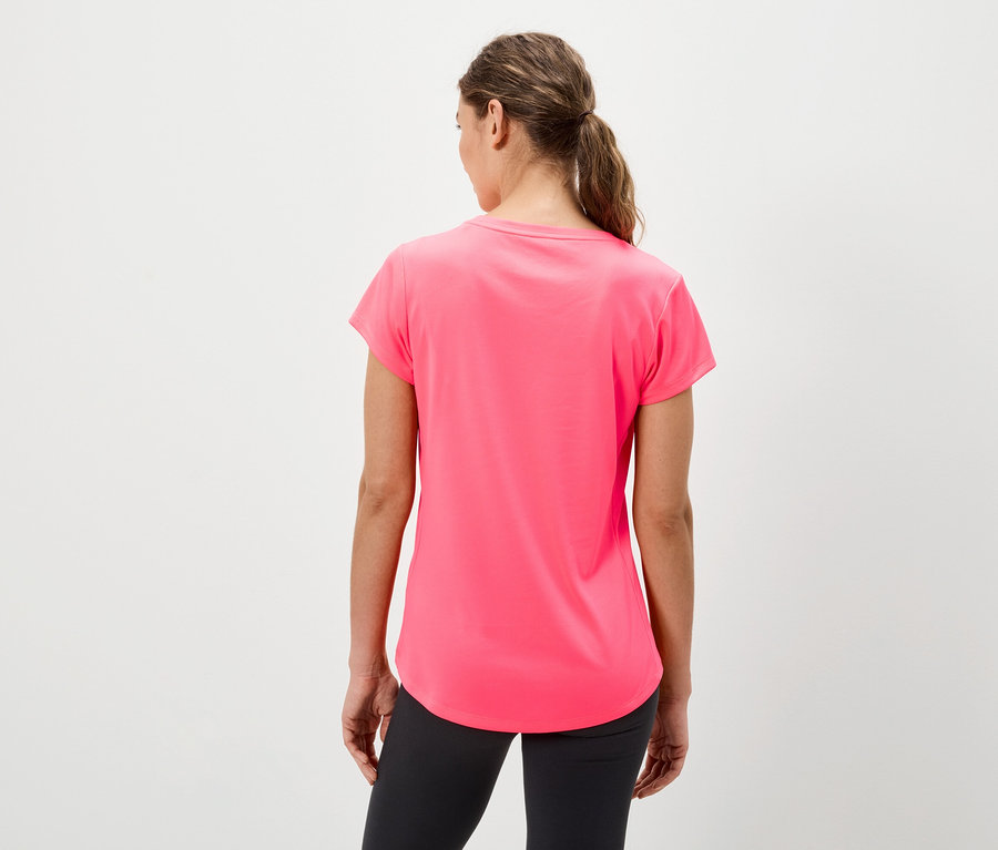 Frau mit dem Rücken zur Kamera trägt ein pinkes T-Shirt und schwarze Leggings.