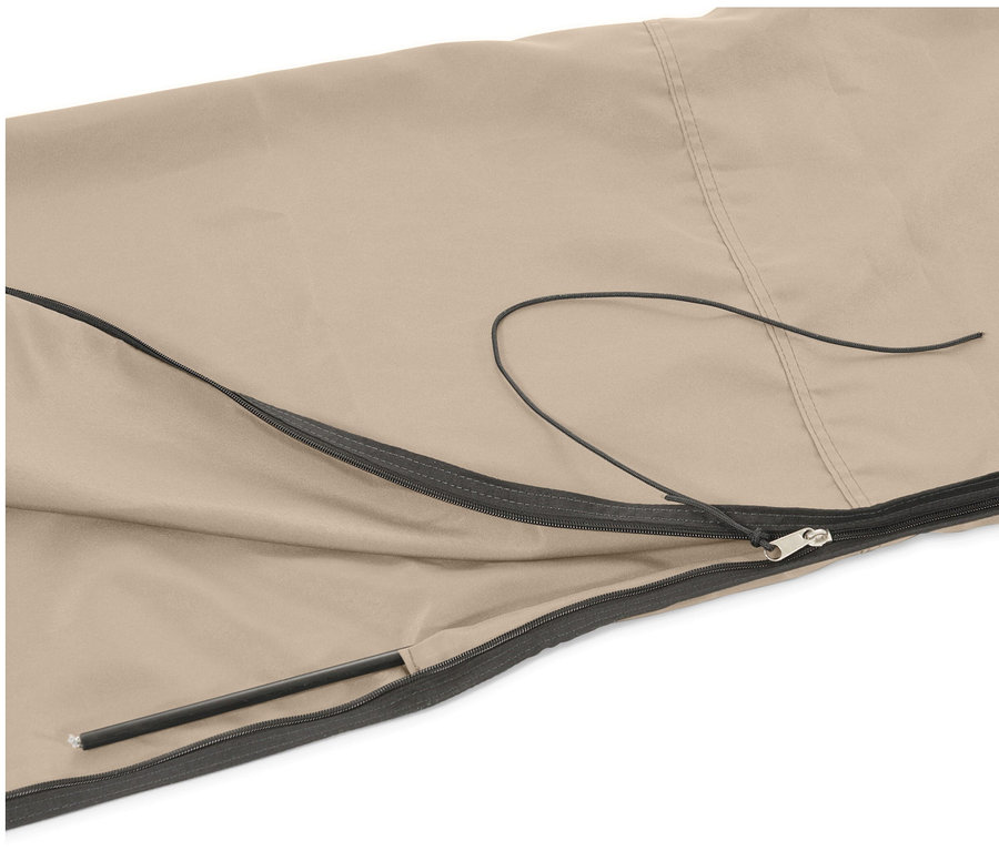 Detailaufnahme einer beigen Schutzhülle mit Reißverschluss und Kordelzug für den Leco Ampelschirm Ø 300 cm, inkl. Schirmständer und Abdeckhaube.