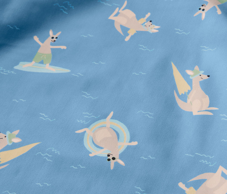 Blaues Kinder-Shirt mit Känguru-Motiv und UV-Schutzfaktor 80.