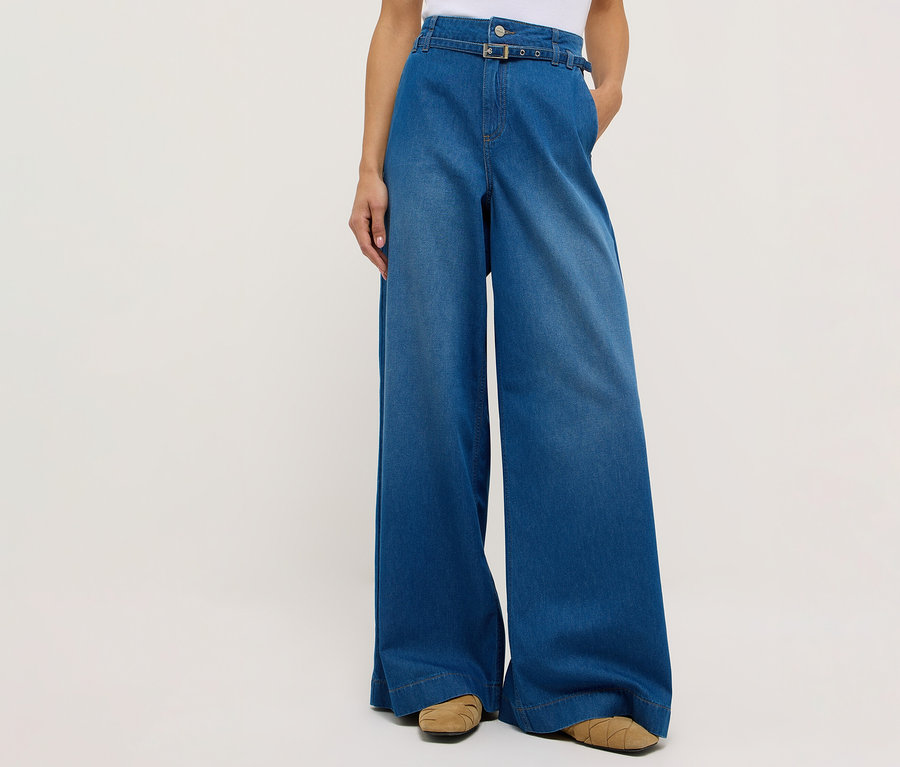 Person trägt Angels Denim »Liva« Sleek Wide Leg Jeans und braune Schuhe vor einem weißen Hintergrund.