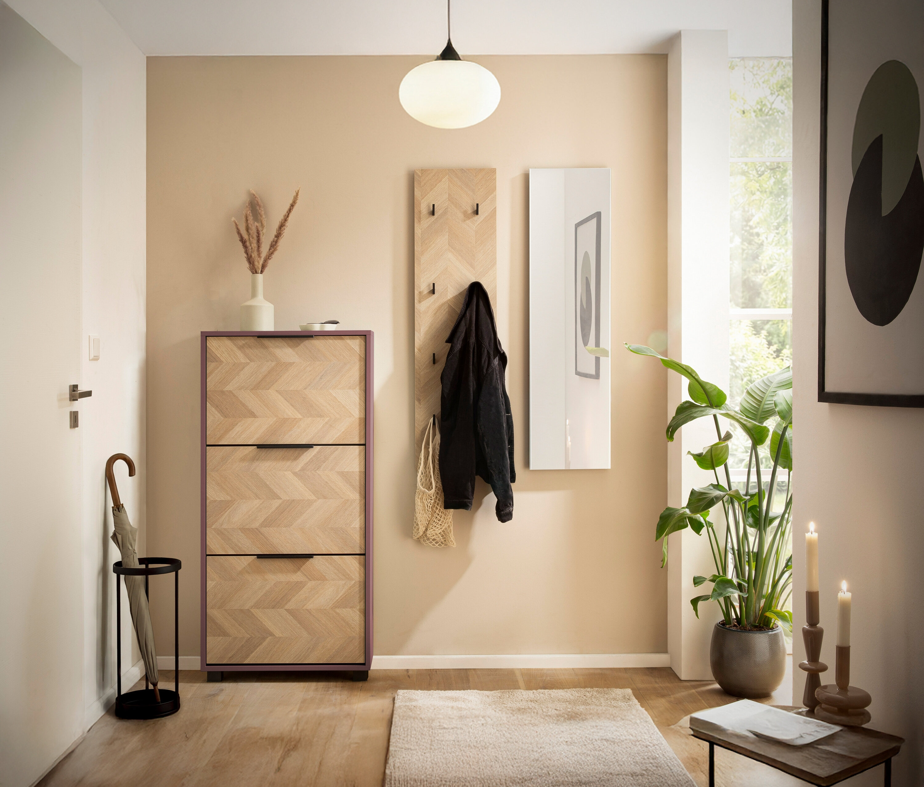 Ein Schuhkipper »Piazza« mit 3 Klappen in Mauve und Fischgräten-Dekor steht in einem Flur.