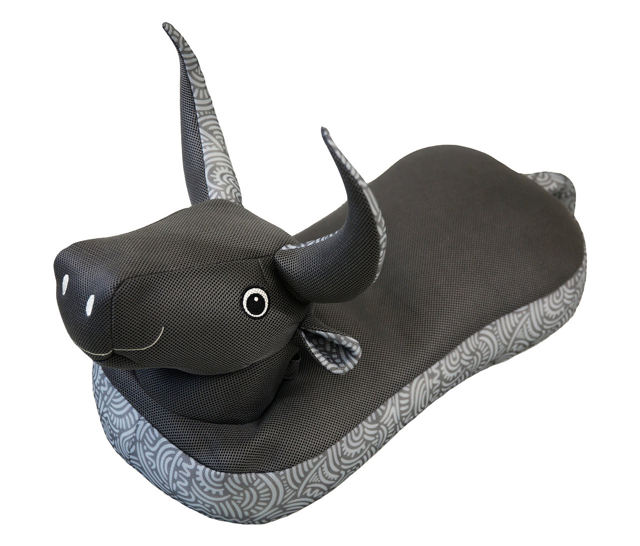 Ein graues Stofftier in Form eines Wasserbüffels liegt auf dem Bauch.